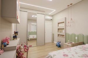 Quarto de bebe decorado com tons neutros