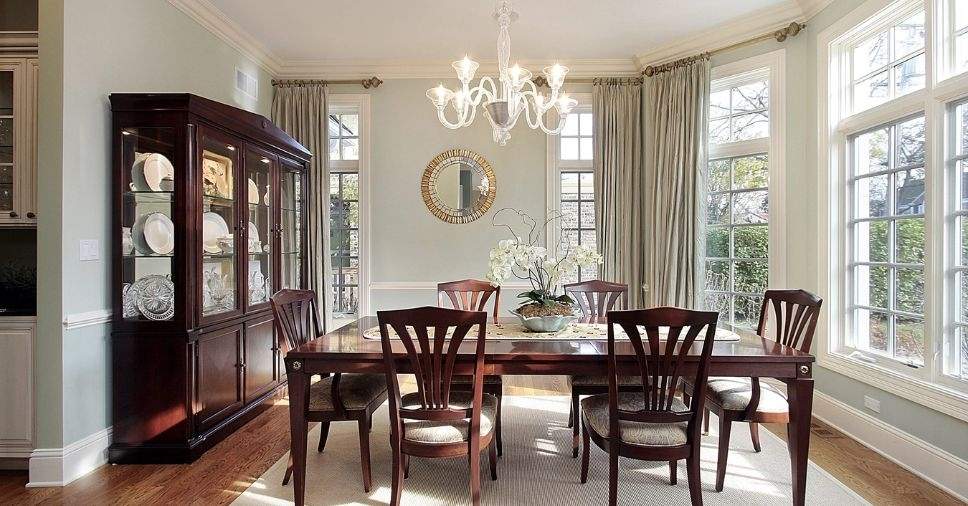 Sala De Jantar com moveis rusticos e iluminaçao