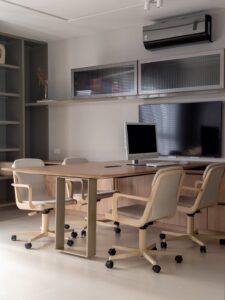 Carvalho Nature, Vidro Canelado E Nichos Em Lacca. A Combinação De Materiais Transforma Este Hom (2)