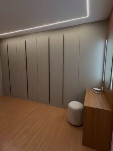 Concebido Para Ser Um Refúgio Acolhedor, Funcional E Atemporal, Este Dormitório De Casal É Um Ve