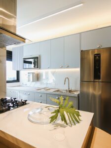 Nesta Cozinha Com Acabamento Em Níquel, Unimos Elegância, Praticidade E Bom Design Em Um Ambient