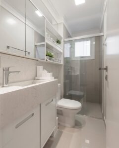 O Banheiro Com Cores Claras Está Longe De Ser Monótono! Deixando O Ambiente Amplo, Moderno E Con