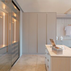 O Showroom Com Suas Cores Neutras E Espaço Integrado Que Se Conectam De Forma Harmoniosa!projeto