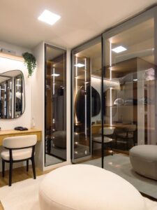 O Vidro Reflecta Cria Um Efeito Espelhado Que Amplia E Valoriza O Closet, Trazendo Leveza E Eleg