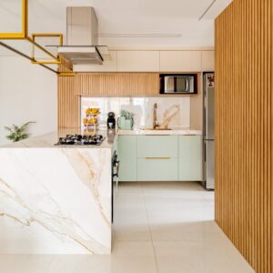 Uma Cozinha Que é Puro Encanto! 🌿 A Combinação De O Verde Com O Toque Amadeirado Criam Uma Atmo