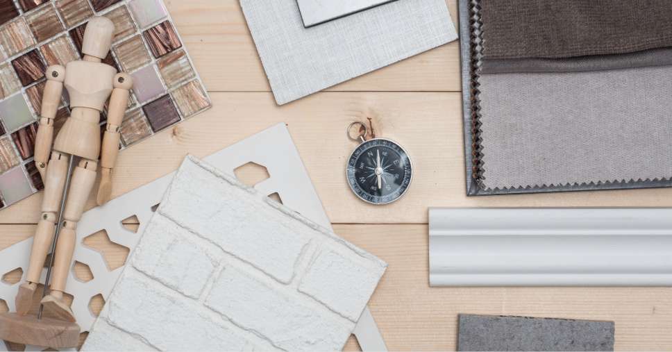 Computador e papéis. Veja quais são as tendências de decoração para 2026!