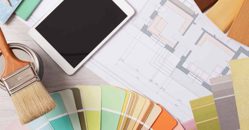 Planta baixa cercada por amostras de cores, pincel e tablet, ideal para planejar um quarto de adolescente.