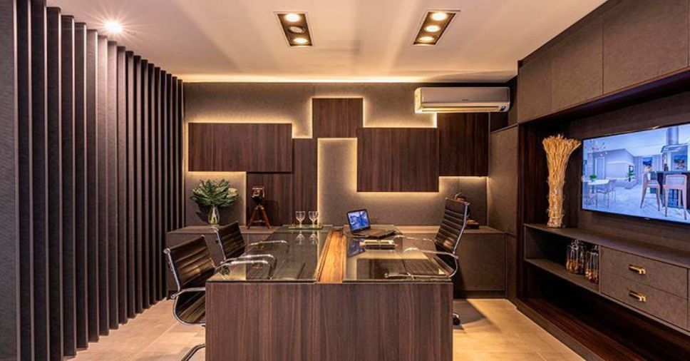 Sala executiva moderna com tons amadeirados em uma paleta de cores para escritório.